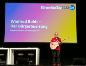 Winfried Boldt bei der Vorstellung des Bürgerbus-Songs